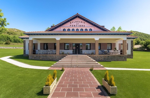 Balneario de Fontibre Rodeado de Finca Privada de 5.000 m2 con Jacuzzi y Terraza