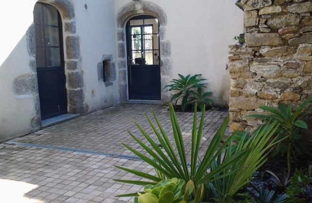 BAM KALON, 3 * cottage in front of the sea, in the heart of the old port