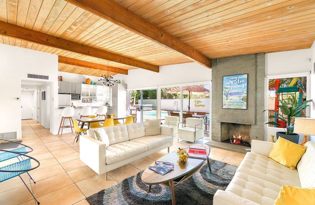 'Banana Cabana' Pool pad w/treehouse!