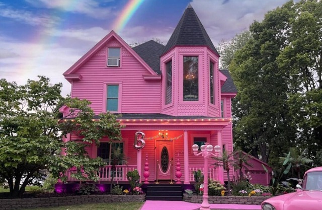 Barbiecore Castle Vibe’n in DT Hudson