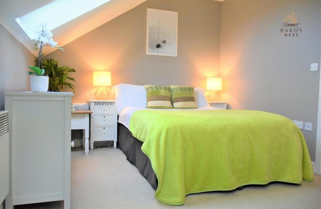 Bard's Nest, Crucible Apartment, FREE private parking, 3 mins walk to Birthplace