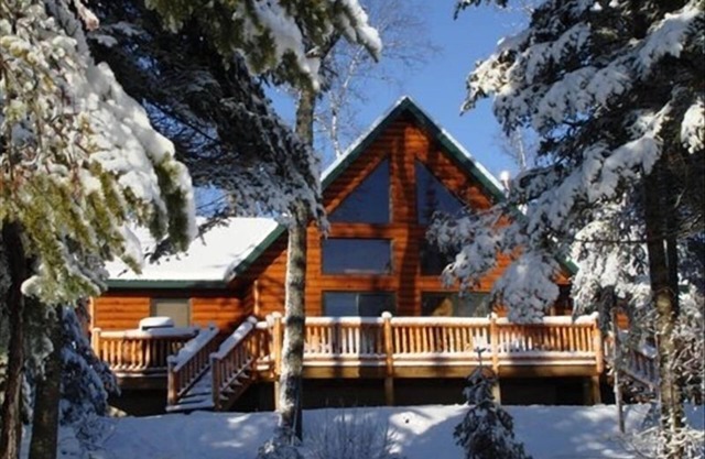 Bargain fall/winter/spring rates. Lakefront privacy & campfire pit.