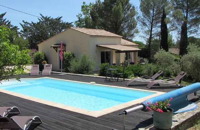 Barjac Villa Pastis - Self-catering cottage with swimming pool and view of the Cevennes mountains
