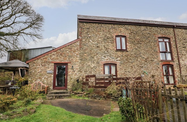 BARLEY MEADOW, pet friendly, character holiday cottage in Okehampton