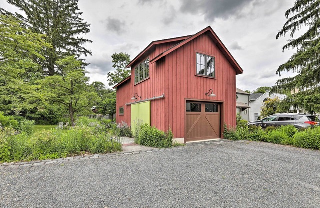 Barn-Like Studio Suite w/Flowering Garden!