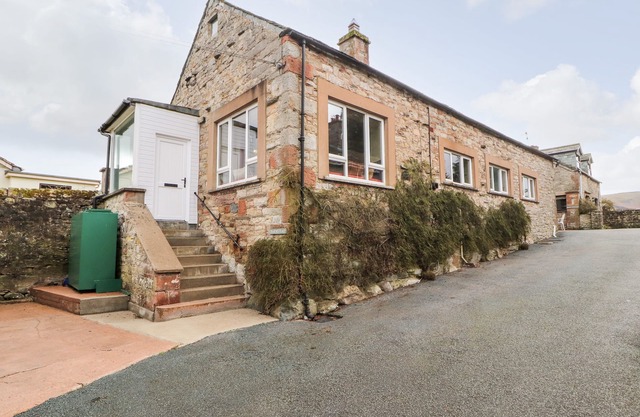 BARNSTEAD, pet friendly, character holiday cottage in Pooley Bridge