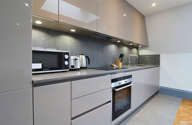 Barons Court Queens Club by Viridian Apartments