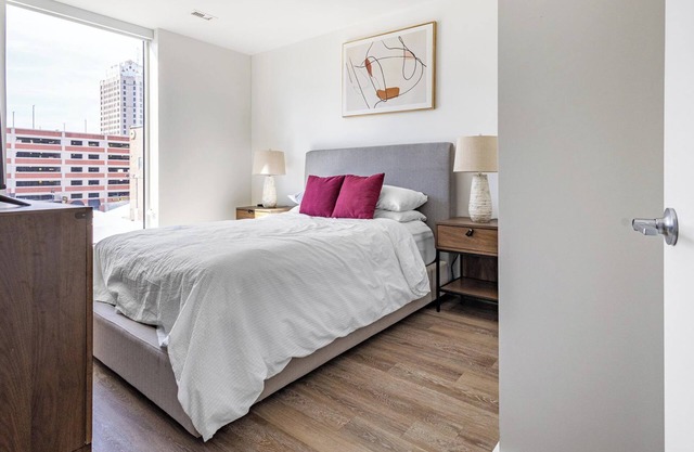 Barsala l Premier 2BD Near Detroit’s Top Attractions