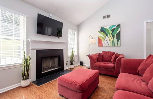 Basketball Court! Cozy & Cute 3 Bedroom House in Decatur