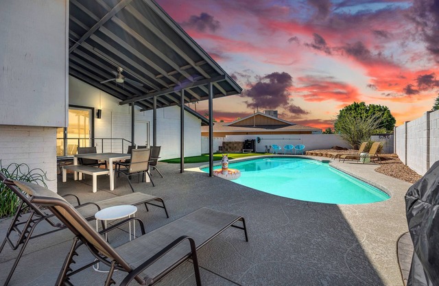 Basketball Hoop, Pool & Putting Green, Perfect for Large Groups and Families!