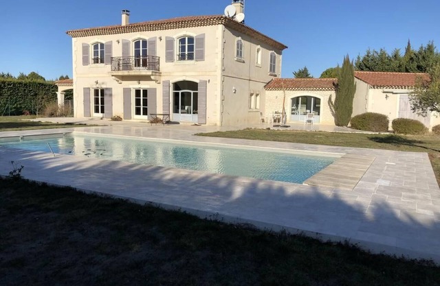 BASTIDE 320M² WITH PRIVATE POOL, "village on foot", 12 People