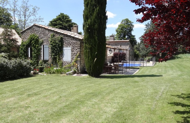 Bastide in the heart of the luberon park Saignon village, rated 4 stars