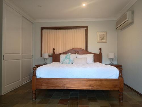 Baulkham Hills Deluxe king room with air-con private bathroom and entrance