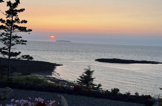 Bay of Fundy Oceanfrontn1 King RR, Queen R workspace, 2 baths, outdoor Hot tub
