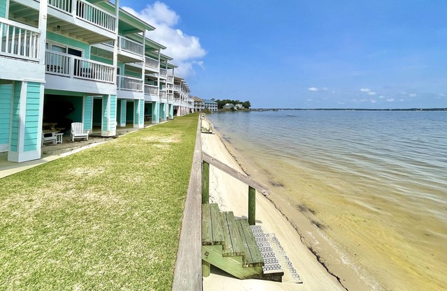 Bay Paradise: Waterfront Unit with Kayaks & SUPs!
