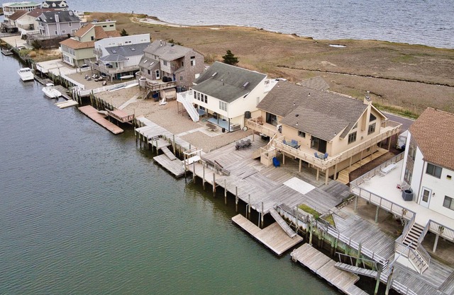 BAY FRONT WITH VIEWS, BRING YOUR BOAT!!