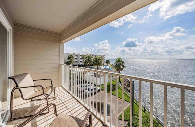 Bay View Pool, Minutes to Airport & Downtown