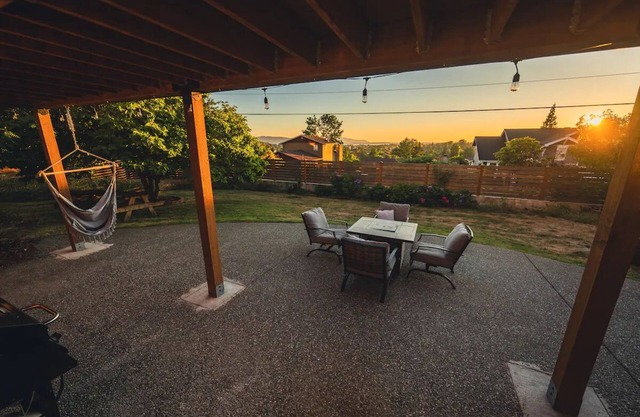 Bay-view Suite with pet friendly yard
