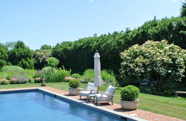 Bay Views, Well Landscaped Gardens, Close to Beach
