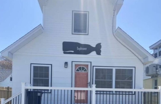 BAYDREAMER is a cozy cottage close to the water and pet friendly