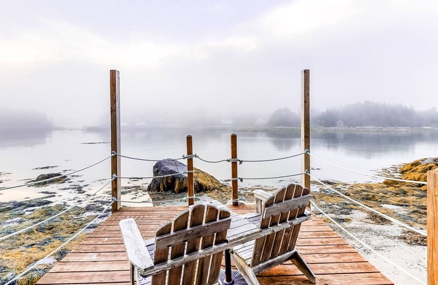 Bayfront dog-friendly cottage with fireplace, dock, washer/dryer & AC
