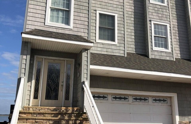 BAYFRONT! INTERNET, CENTRAL A/C, DECK & MORE!
