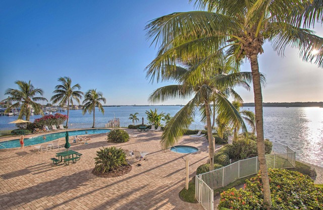 Bayfront Retreat: Private Balcony & Pool Access!