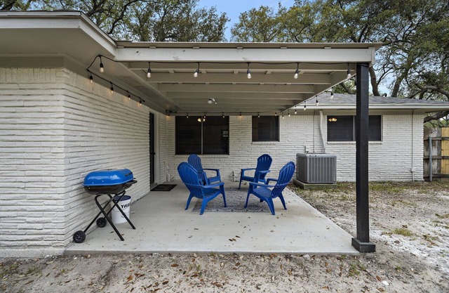 Baytown Family Oasis: Large Private Yard | Pets OK