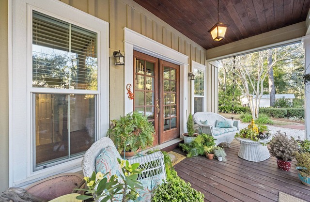 Baywacker's cozy Guest House can be rented in addition to the main home.n