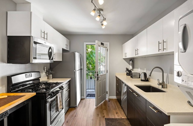 (BC1bB) Enjoy a Full Kitchen in an Affordable Condo near Peachtree Street