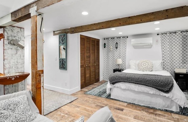 BD - Ballard Basement Ballard's vintage Moroccan-inspired Basement Stdio - 143796