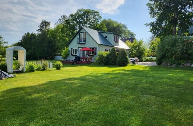Be our guests cottage nClose to Lake Michigan and 10 minutes to Charlevoix.