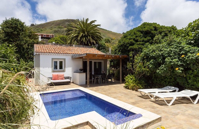 Beautiful private villa for 3 guests with WIFI, private pool, TV, patio and panoramic view