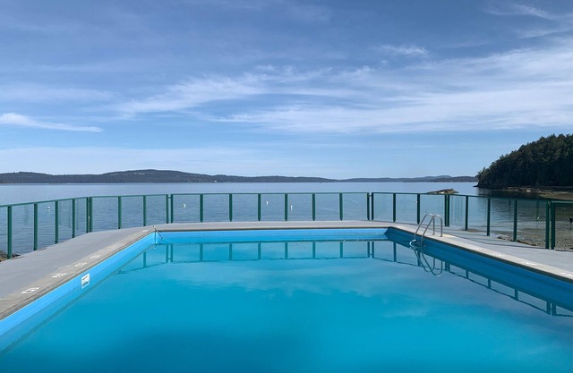 "Beach Bliss" oceanfront king studio with balcony! Amazing view! Pool & hot tub!