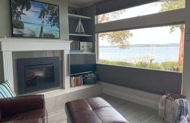 "Beach Bliss" oceanfront king suite! Stunning view! Pool, hot tub & dock.