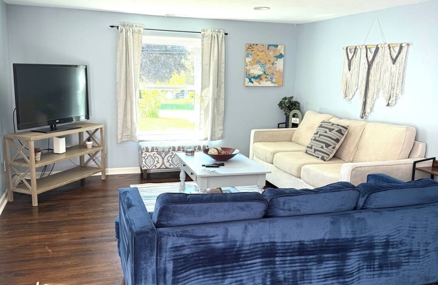 Beach Bliss, Pet Friendly Retreat, With Hot Tub Near Lake MI