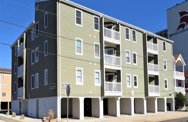 Beach Block Condo- Within walking distance to downtown, beach and promanade!