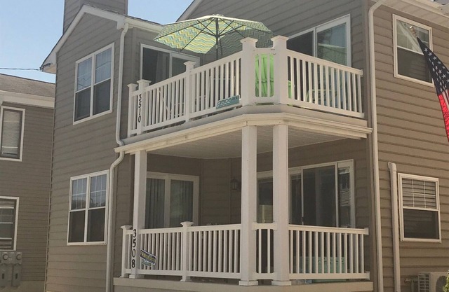 Beach Block;Spacious 4BR/2 Bath, Short/Long Term Rentals Available Year round