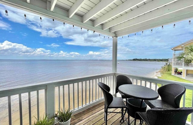 Beach Breeze: Lovely Waterfront Home with 2 Kayaks