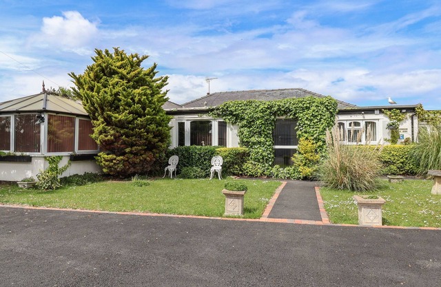 BEACH BUNGALOW, family friendly, country holiday cottage in Rhyl