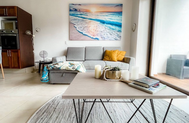 BEACH CHIC CONDO IN HOTEL ZONE W/MAJOR AMENITIES