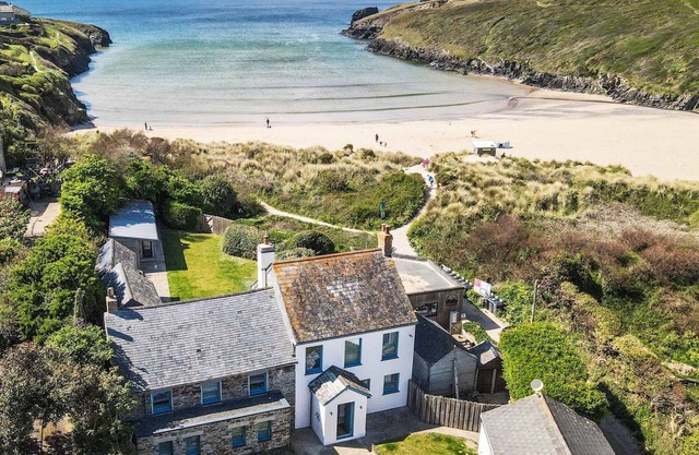 Beach Cottage - Porthcothan - stunning cottage that sleeps 8-12 guests in 6 bedrooms