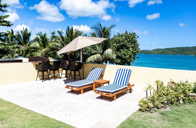 Beach Front, 4 bedroom, Luxury Villa with Pool. Close to English Harbour.