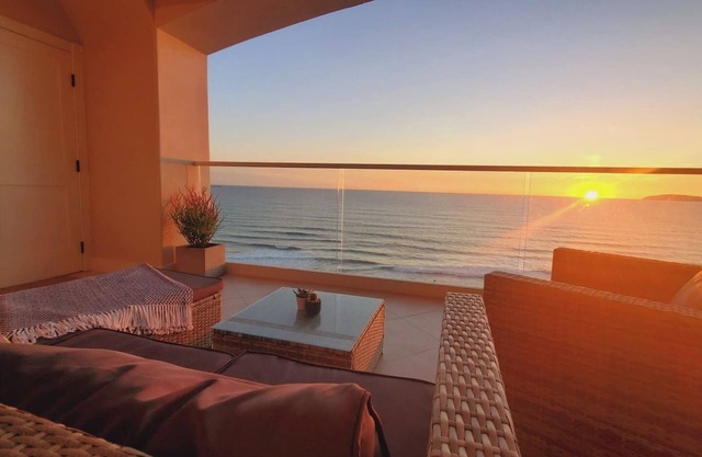 BEACH FRONT CONDO, PRIVATE BEACH & AMAZING VIEWS!