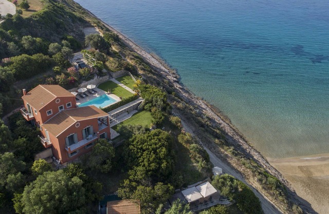 BEACH FRONT, DIRECT ACCESS TO SANDY BEACH, AMAZING SEA VIEWS,PRIVATE POOL