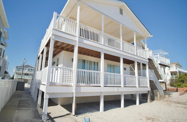 Beach Front with Stunning Beach Views!