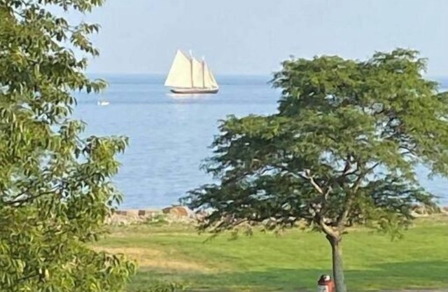 Beach Gem overlooking Stage Fort Park, Tablet Rock & Cressy's Beach!n