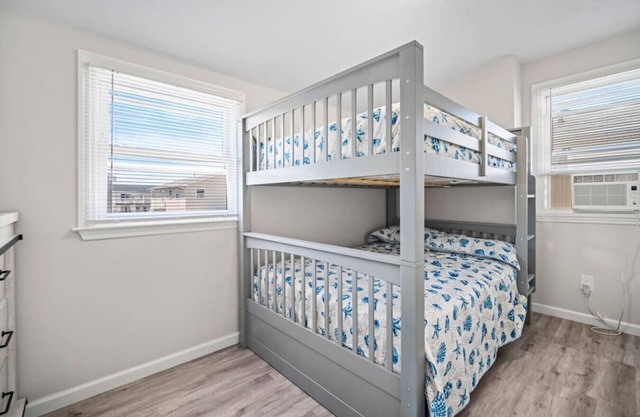 Beach Getaway + Parking + 2 blocks to Beach!