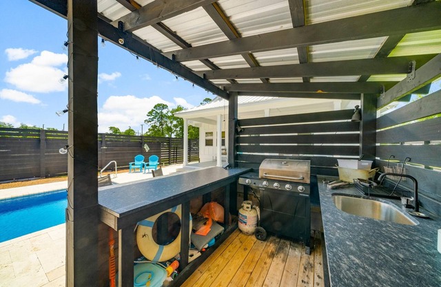 Beach House - 6th Street Retreat by PHG