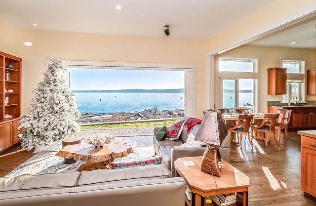 Beach house no-bank waterfront 4-bedroom vacation home on Camano Island
